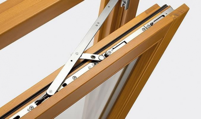 reparation de quincaillerieoscillo-battant sur chassis bois mons